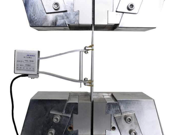 試驗(yàn)中的引伸計